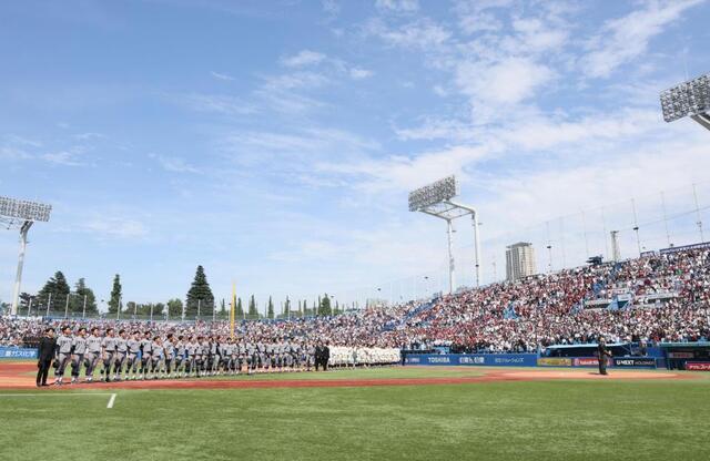 神宮球場に天皇陛下と愛子さま　早慶戦