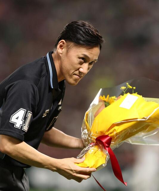 山本貴則審判員が通算1500試合出場達成 後回終了時に花束が贈
