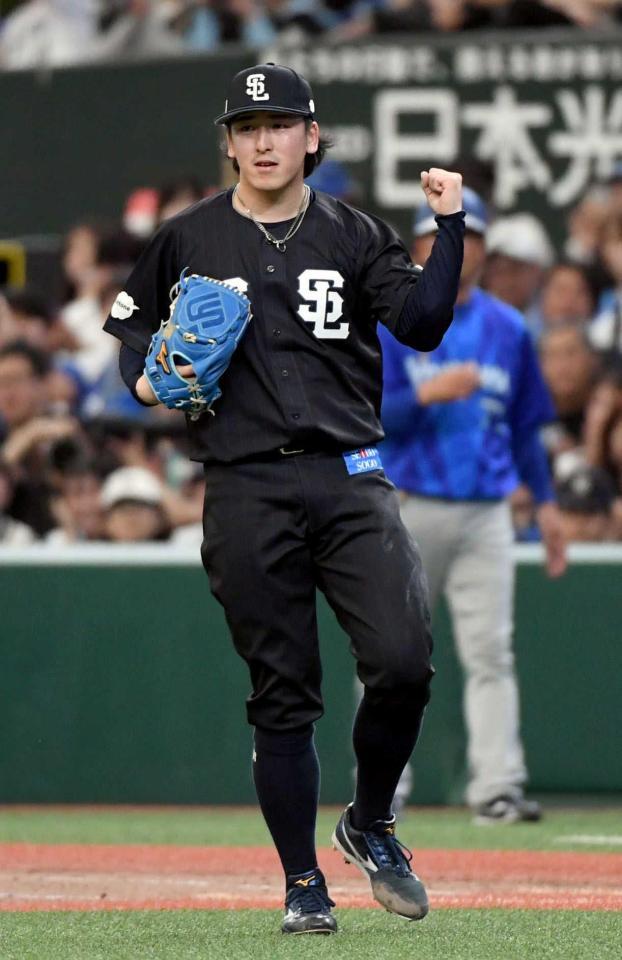 　８安打完封勝利を挙げ、ガッツポーズする隅田（撮影・佐藤厚）