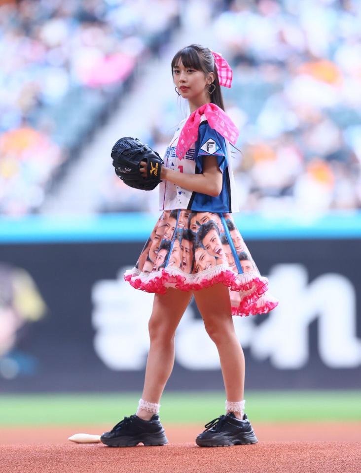 ファーストピッチセレモニーに登場したモーニング娘。’２６・牧野真莉愛（撮影・中島達哉）