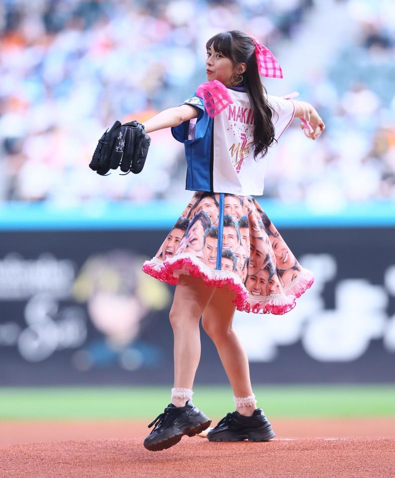 ファーストピッチセレモニーで投球するモーニング娘。’２６・牧野真莉愛（撮影・中島達哉）