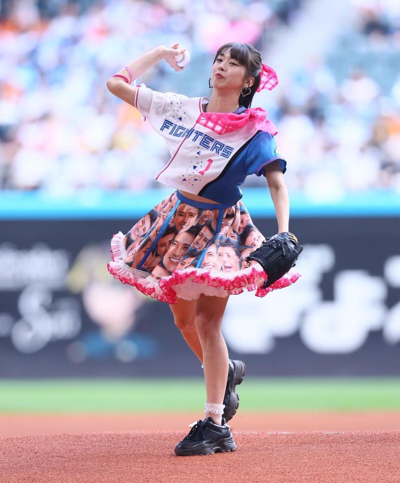 ファーストピッチセレモニーで投球するモーニング娘。’２６・牧野真莉愛（撮影・中島達哉）