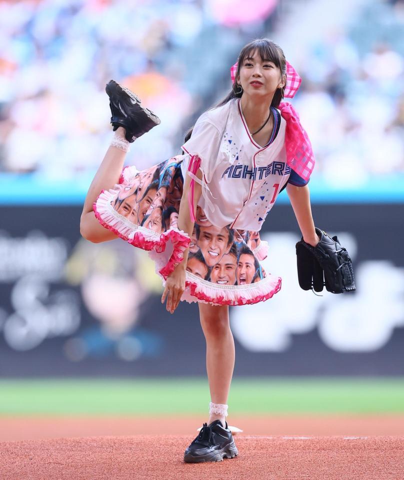 ファーストピッチセレモニーで投球するモーニング娘。’２６・牧野真莉愛（撮影・中島達哉）