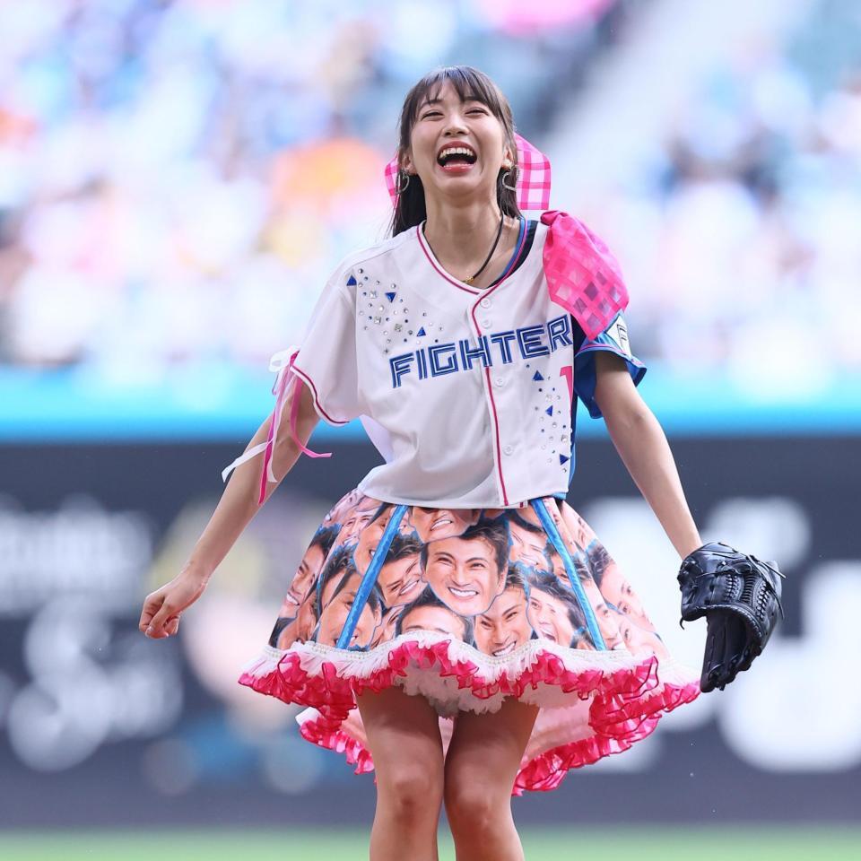 ファーストピッチセレモニーで投球し、笑顔を見せるモーニング娘。’２６・牧野真莉愛（撮影・中島達哉）