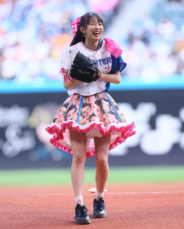ファーストピッチセレモニーで投球し、笑顔を見せるモーニング娘。’２６・牧野真莉愛（撮影・中島達哉）