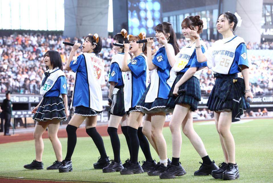 試合前、パフォーマンスを披露するモーニング娘。’２６（撮影・中島達哉）