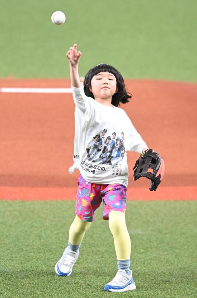 始球式を務める永尾柚乃＝京セラドーム（撮影・高部洋祐）