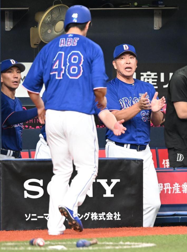 ２回、生還した阿部（手前）を迎える井上監督（撮影・高部洋祐）