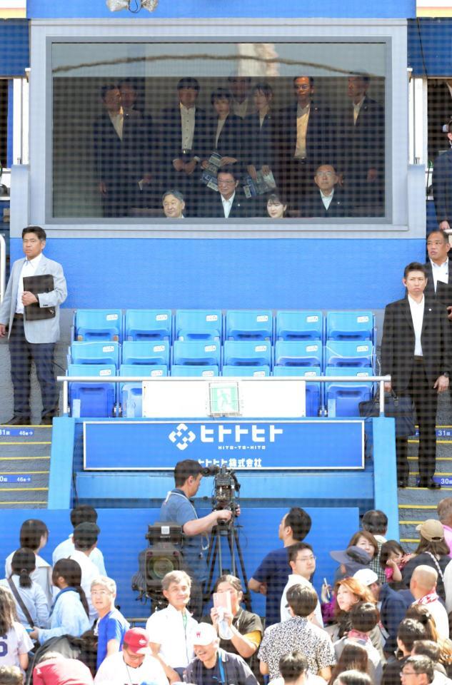 東京六大学野球春季リーグ戦の慶応大対早稲田大戦に訪れ、席に着かれる天皇陛下と長女愛子さま（代表撮影）