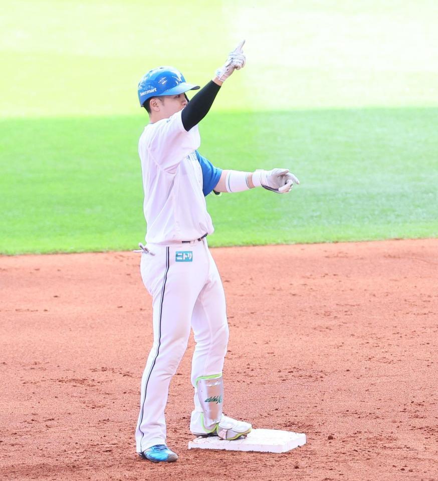 ３回、先制２点適時二塁打を放ち、ポーズをとる郡司（撮影・中島達哉）