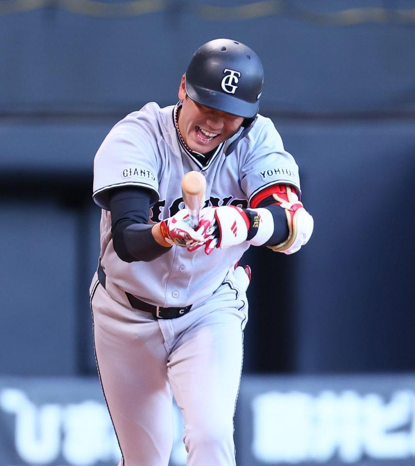 ８回、左飛に倒れる代打坂本（撮影・中島達哉）