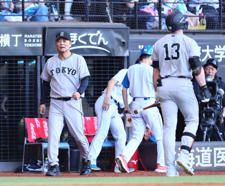 ８回、選手交代を告げる橋上監督代行（右は空振り三振を喫し、ベンチに戻るキャベッジ）＝撮影・中島達哉