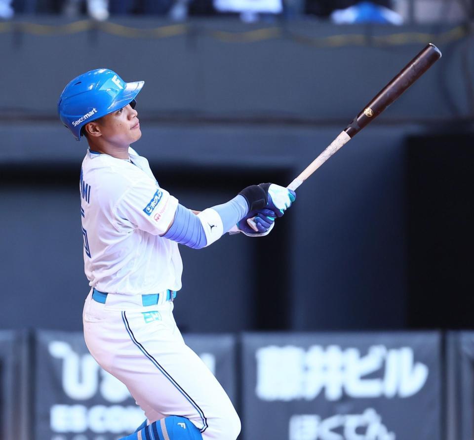 ７回、ソロを放つ万波（撮影・中島達哉）