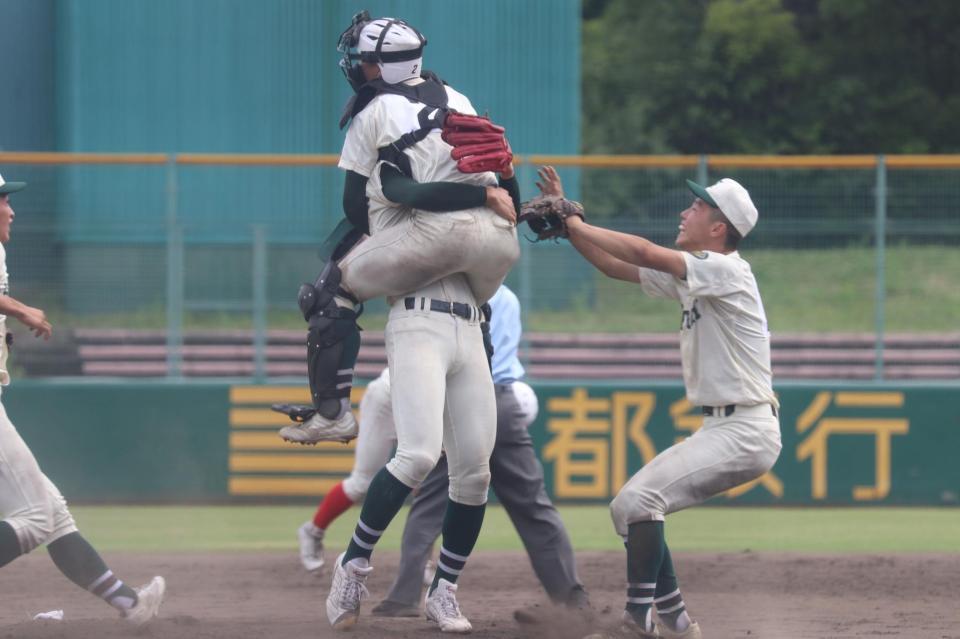 優勝し、抱き合う報徳学園バッテリー