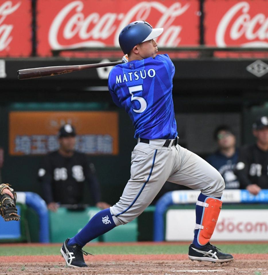４回、松尾は中前適時打を放つ（撮影・佐藤厚）