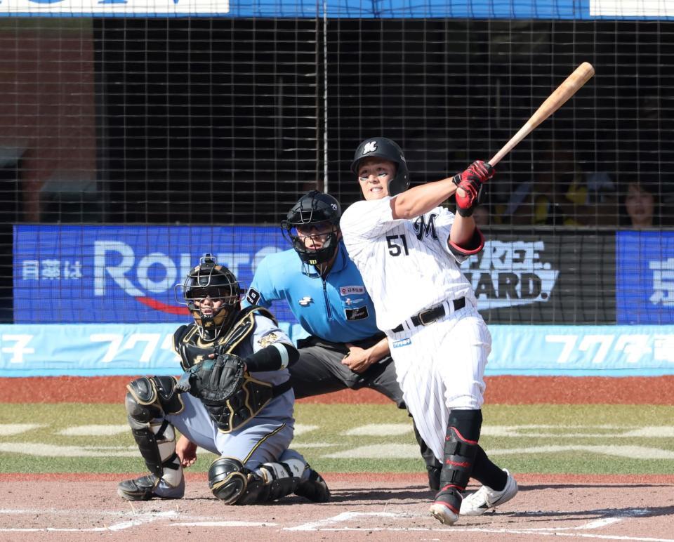 ８回、ライトへ勝ち越し２点適時二塁打を放つ山口（撮影・伊藤笙子）