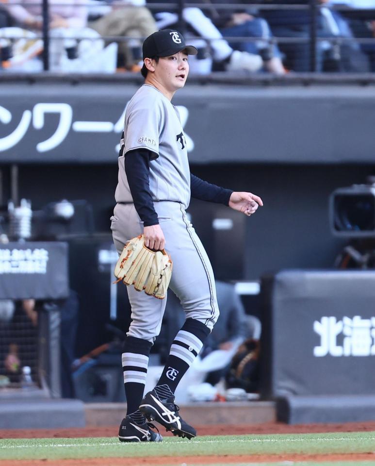 ８回を投げ終え、ナインを迎える竹丸（撮影・中島達哉）