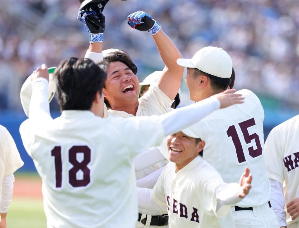 ９回、サヨナラ打を放った早大・徳丸快晴（中央）＝撮影・石井剣太郎