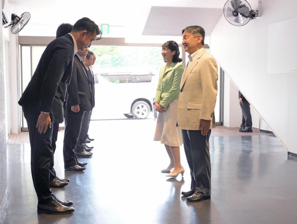 東京六大学野球春季リーグ戦の慶応大対早稲田大を観戦に訪れ、出迎えを受けられる天皇陛下と愛子さま