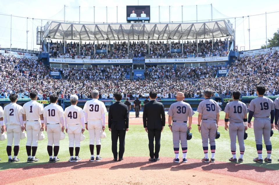 東京六大学野球春季リーグ戦の慶応大対早稲田大戦に訪れ、席に着かれる天皇陛下と愛子さまを整列して迎える両チームナインら（代表撮影）