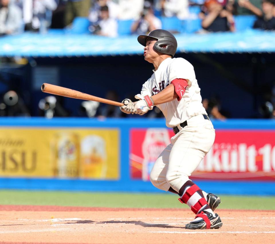 ７回、本塁打を放つ早大・霜結太（撮影・石井剣太郎）