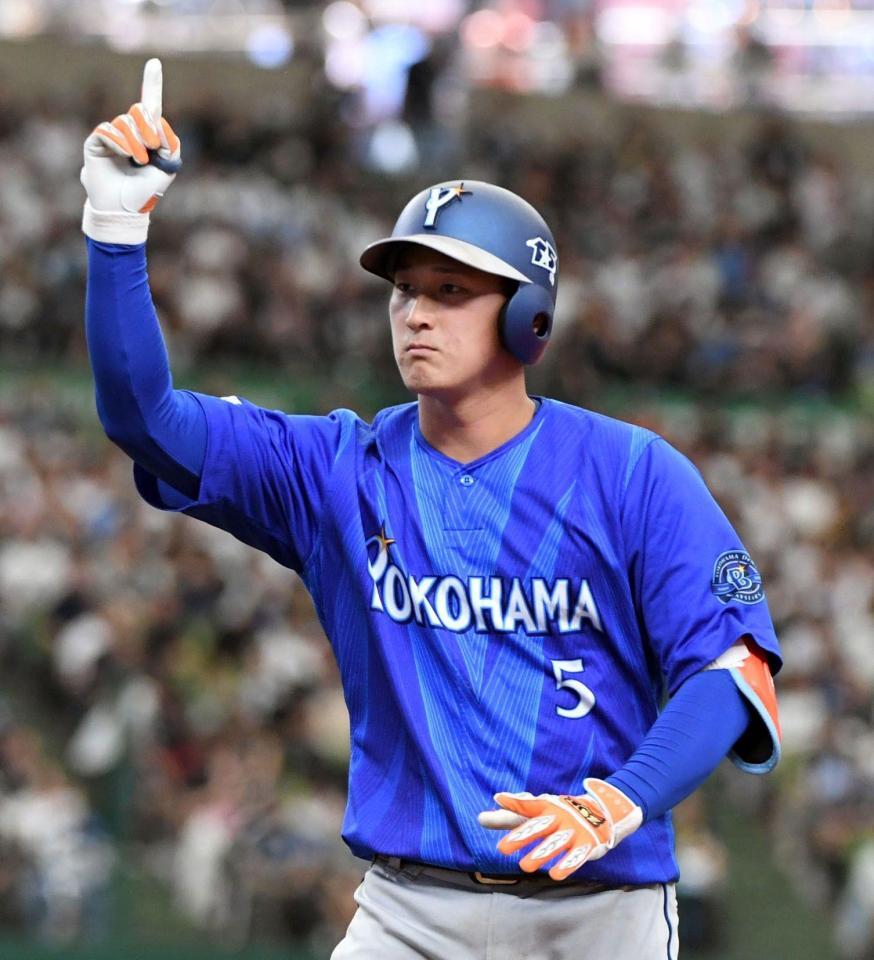 ４回、松尾は中前適時打を放ち、塁上で右手を上げる（撮影・佐藤厚）