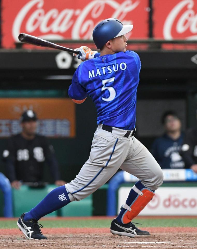 ４回、松尾は中前適時打を放つ（撮影・佐藤厚）