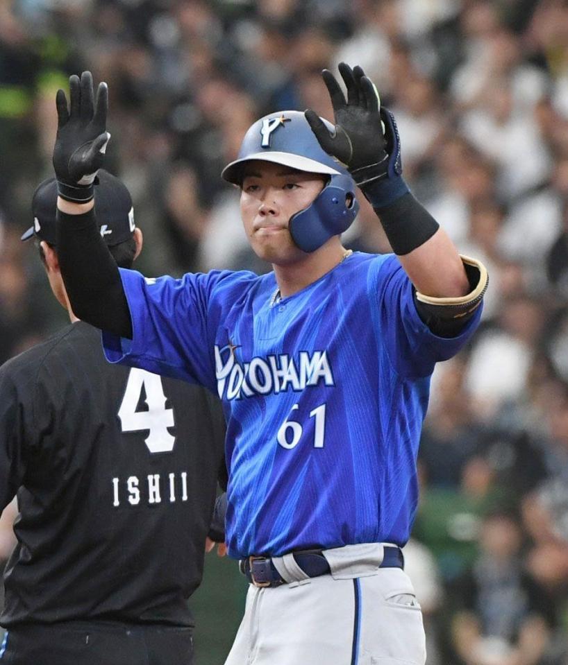 ３回、蝦名は左越えに先制適時二塁打を放ち、ベンチに向かって両手を上げる（撮影・佐藤厚）