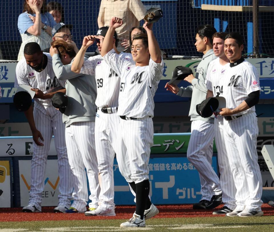 決勝２点適時二塁打を放ち、ライトスタンドへガッツポーズの山口（中央）＝撮影・伊藤笙子
