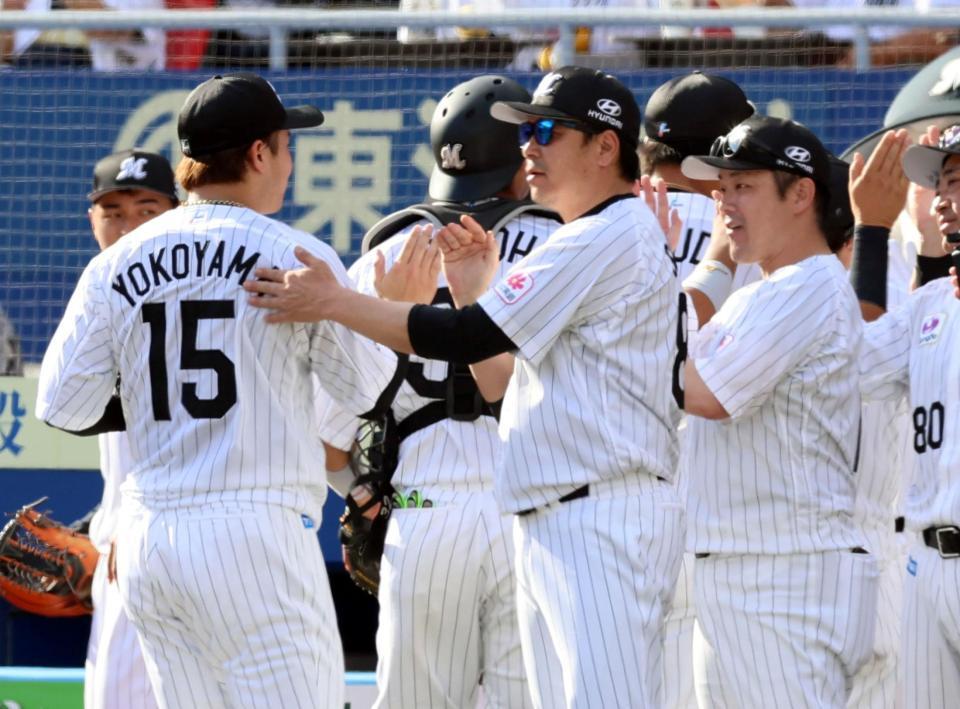 阪神に勝利しナインを迎えるサブロー監督（撮影・山口登）