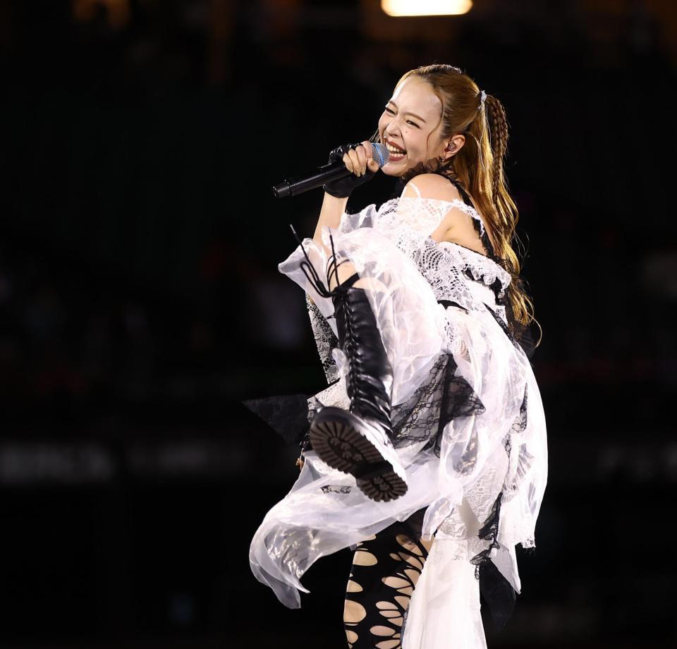 試合後、ライブパフォーマンスを披露する平野綾＝３０日