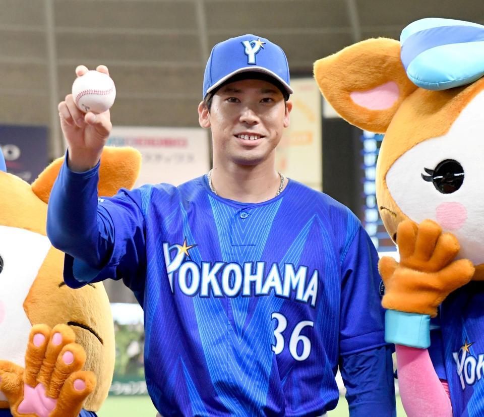 ウイニングボールを手に笑顔を見せる尾形（撮影・佐藤厚）