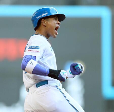 　７回、ソロを放ち雄たけびを上げる万波（撮影・中島達哉）