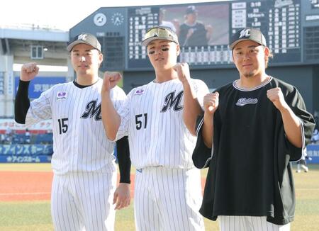 　ポーズを決める（左から）横山、山口、鈴木（撮影・西岡正）