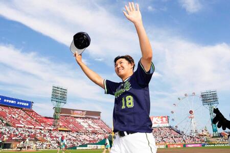 　今季２勝目を挙げ、観客に手を振る奥川