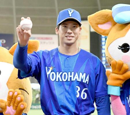 　ウイニングボールを手に笑顔を見せる尾形（撮影・佐藤厚）