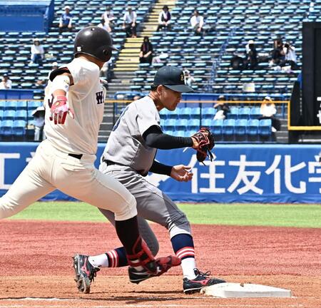 １回、ベースカバーに入る慶大・渡辺和大（撮影・持木克友）