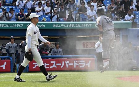 ６回慶大１死満塁、横地広太の右犠飛で生還した慶大・今津慶介（右）＝撮影・持木克友