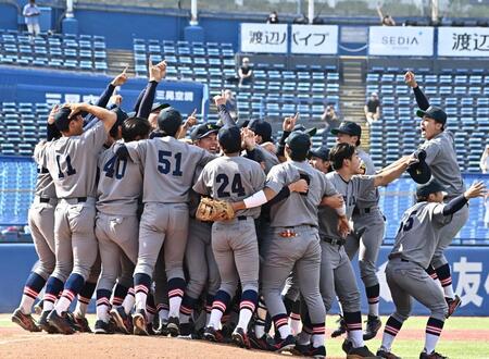 優勝が決まりマウンドで歓喜の慶大ナイン＝神宮（撮影・持木克友）