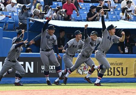優勝が決まりグランドへ飛び出す慶大・渡辺和（右から３人目）らナイン（撮影・持木克友）