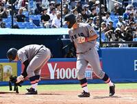 ２回慶大１死満塁、押し出しのフォアボールで生還する慶大・一宮知樹（右）＝撮影・持木克友