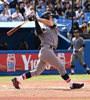 ６回、右越え本塁打を放つ慶大・小原大和（撮影・持木克友）