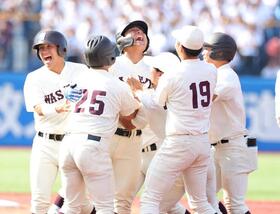 　９回、サヨナラ打を放った徳丸（中央）を祝福する早大ナイン（撮影・石井剣太郎）