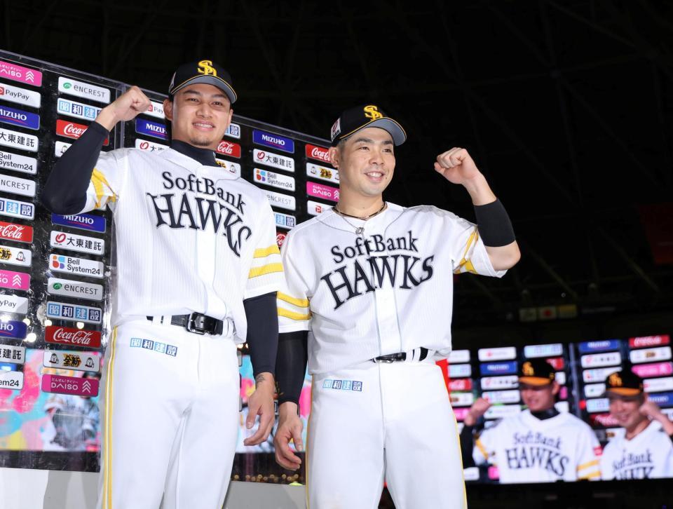 お立ち台でポーズをとる徐（左）と近藤（撮影・北村雅宏）