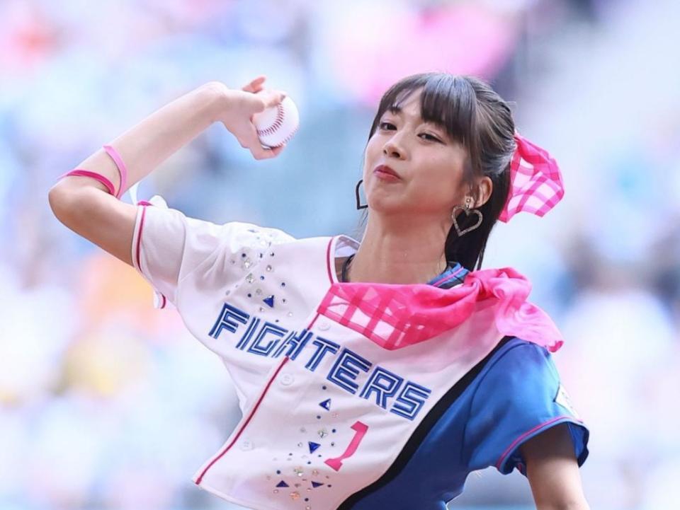 ファーストピッチセレモニーで投球するモーニング娘。’２６・牧野真莉愛＝５月３１日