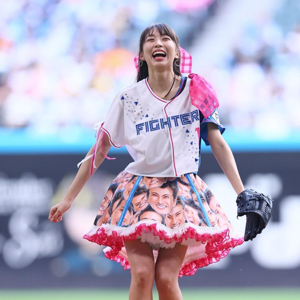 ファーストピッチセレモニーで投球し、笑顔を見せるモーニング娘。’２６・牧野真莉愛＝５月３１日