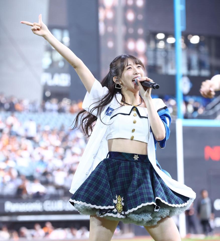 試合前、パフォーマンスを披露するモーニング娘。’２６・牧野真莉愛＝５月３１日