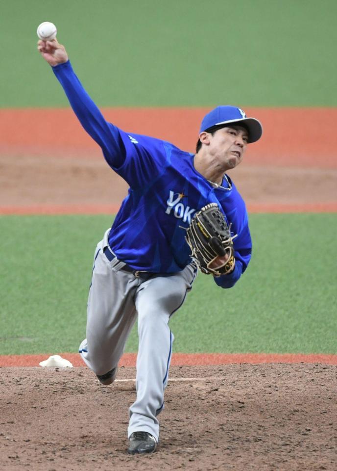 西武打線を相手に力投する尾形＝５月３１日