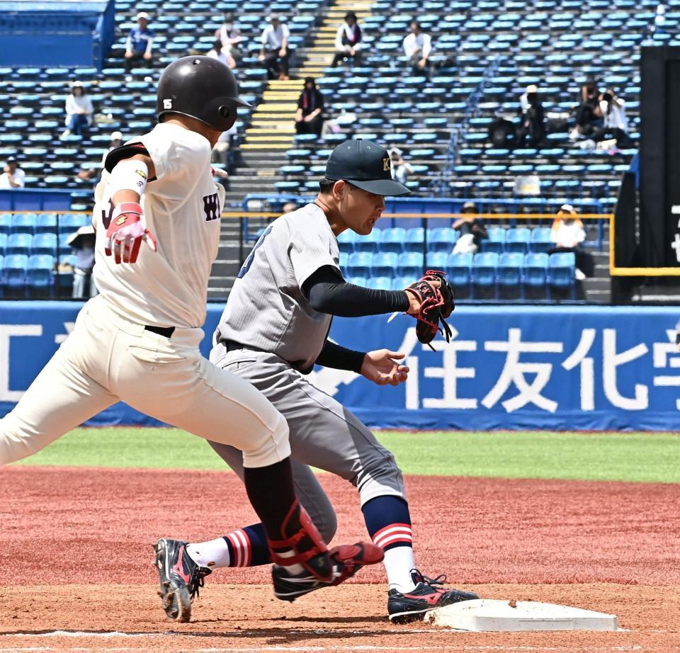１回、ベースカバーに入る慶大・渡辺和大（撮影・持木克友）