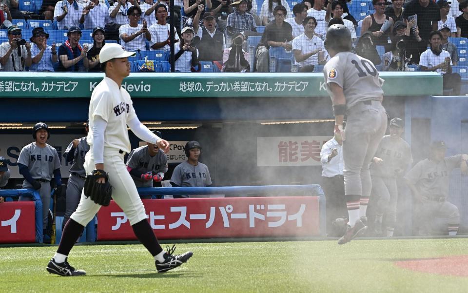 ６回慶大１死満塁、横地広太の右犠飛で生還した慶大・今津慶介（右）＝撮影・持木克友